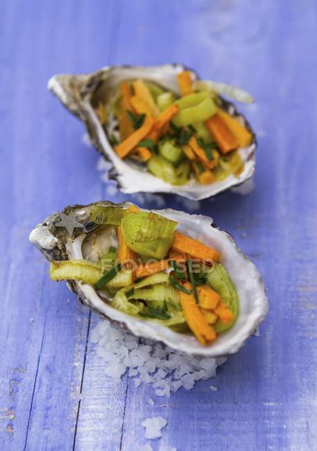 Huîtres fourrées de légumes — Photo de stock