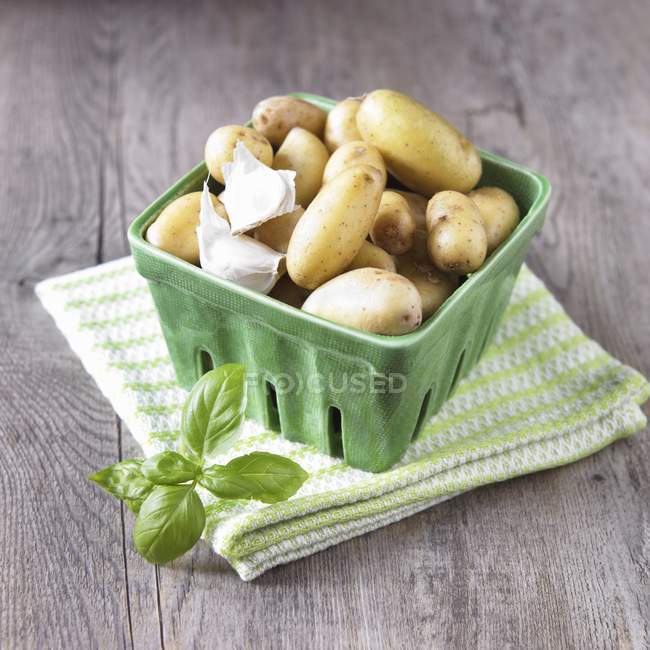 Картонна коробка органічних Юкон картоплі — стокове фото