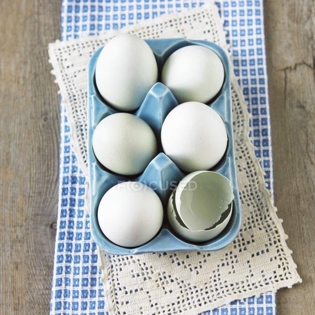 Huevos de pollo blanco - foto de stock