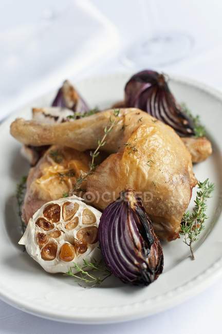 Chicken legs with thyme and red onions — Stock Photo
