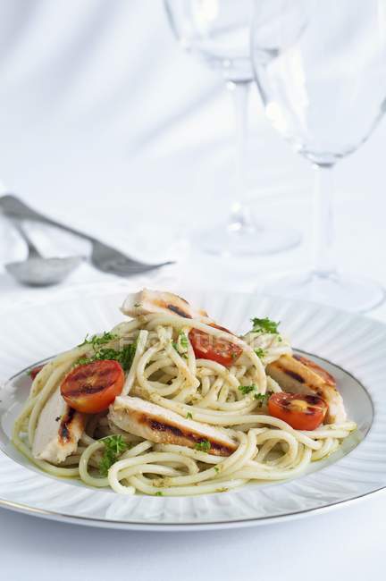 Spaghetti mit Huhn und Pesto — Stockfoto