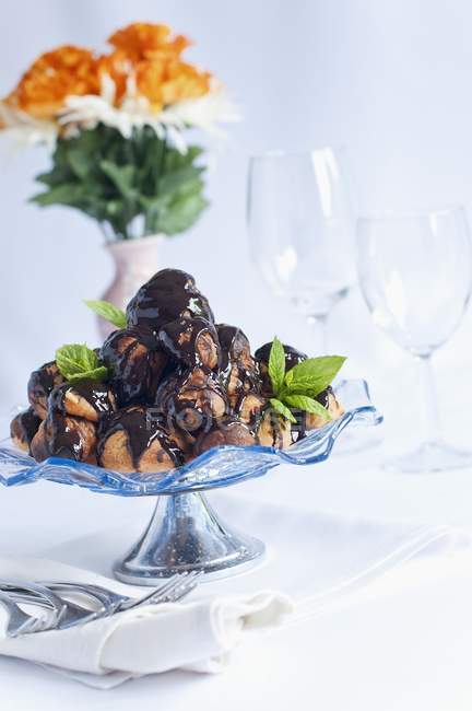 Profiteroles com molho de chocolate — Fotografia de Stock