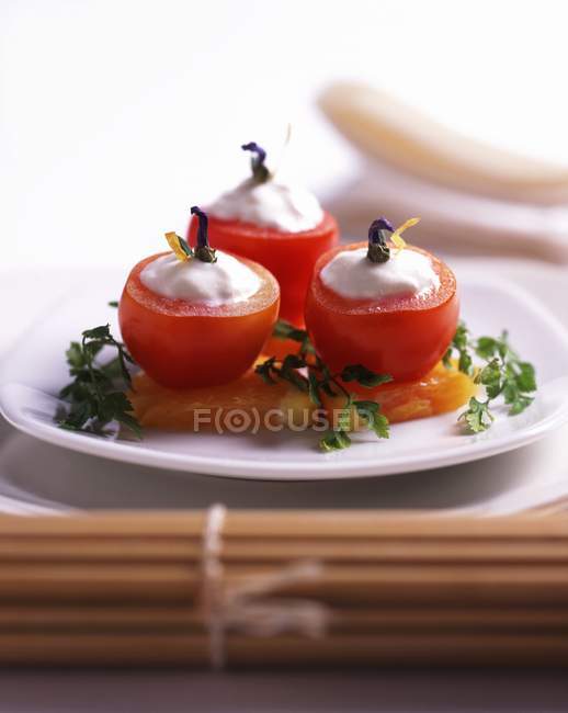 Tomatoes with yoghurt cream — Stock Photo