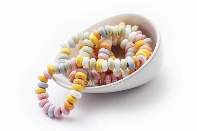 Vista da vicino dei braccialetti di caramelle in ciotola bianca — Foto stock