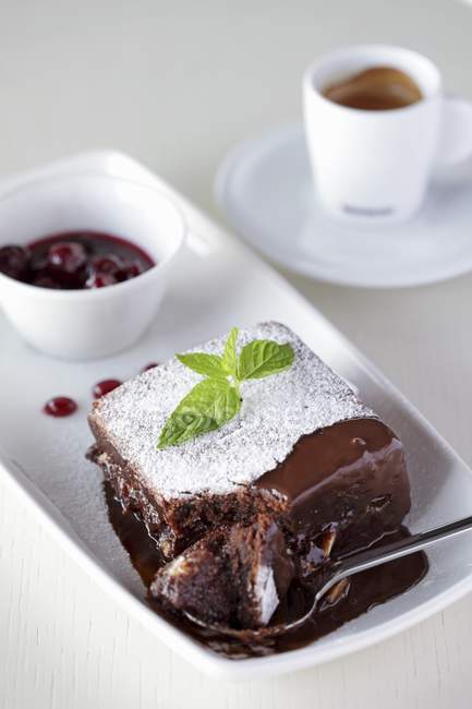 Schokoladenkuchen mit Kirschsoße — Stockfoto