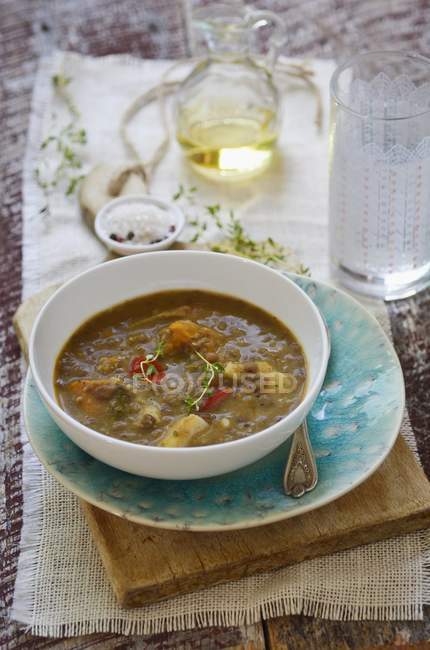 Sopa de lentejas con verduras - foto de stock