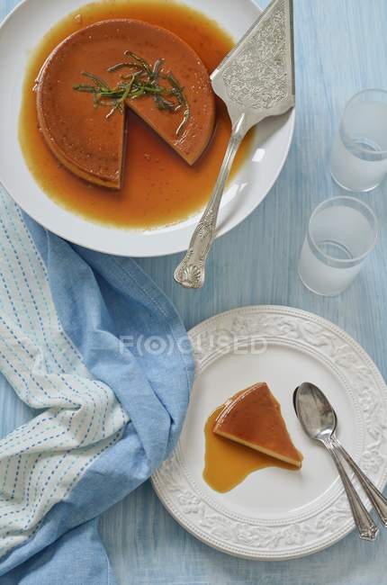Карамельный пудинг с ломтиком на тарелке — стоковое фото