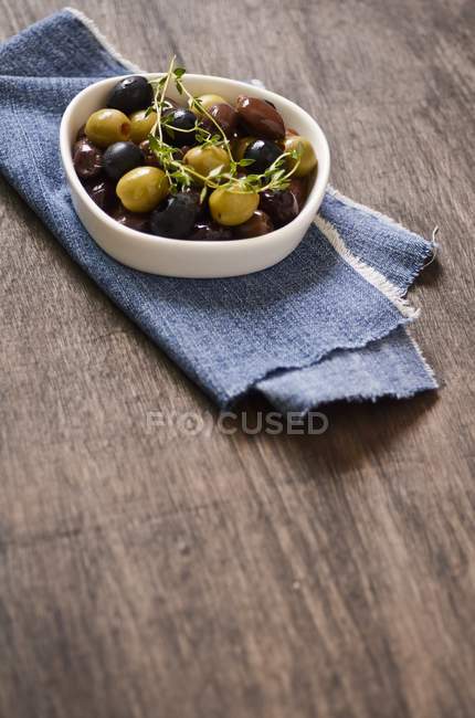 Schüssel mit bunten Oliven — Stockfoto