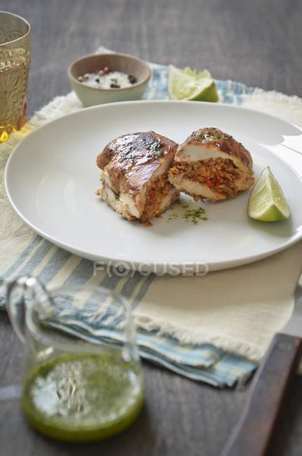 Petto di pollo ripieno con salsa alle erbe — Foto stock