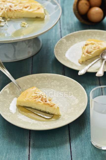 Tarta de queso de coco en platos - foto de stock