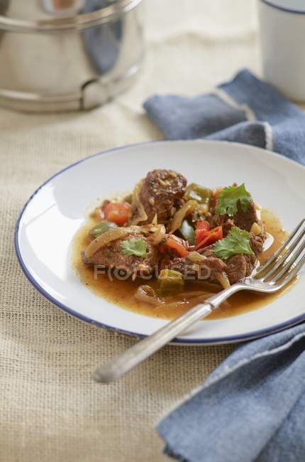 Carne di manzo con cipolle sul piatto — Foto stock