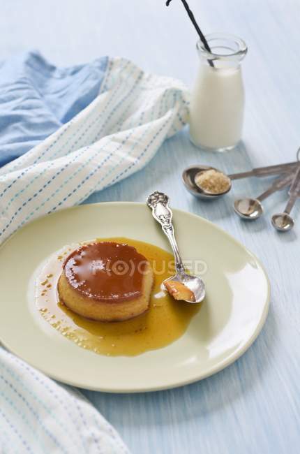 Pudding au caramel sur assiette — Photo de stock