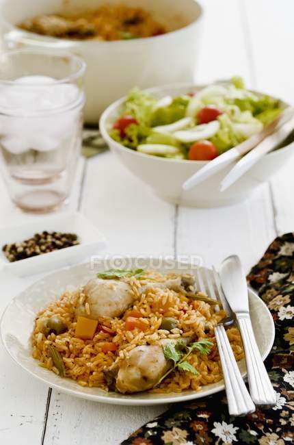 Vegetable rice with chicken and olives — Stock Photo
