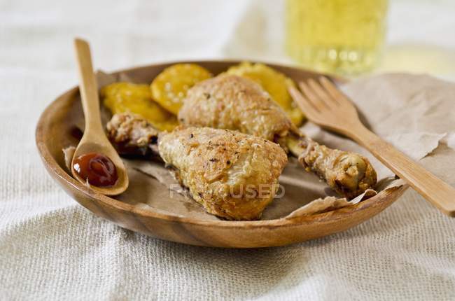 Chicken legs with fried bananas — Stock Photo