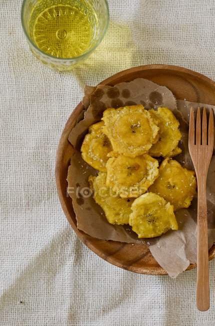Жареные банановые ломтики — стоковое фото