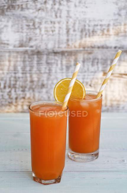 Vista close-up de bebidas de mamão com laranja — Fotografia de Stock