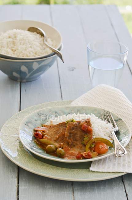 Рыба с оливковым соусом и рисом — стоковое фото