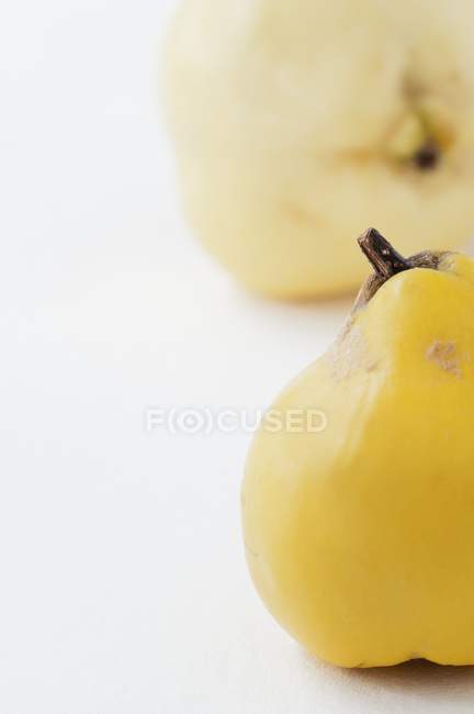Whole and halved Quinces — Stock Photo