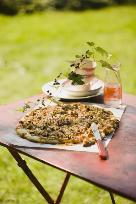 Пицца с персиковым джемом и козьим сыром — стоковое фото