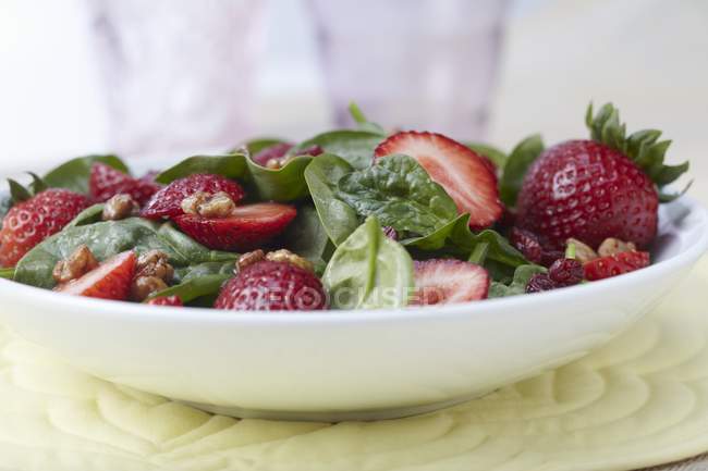Spinat und Erdbeersalat — Stockfoto