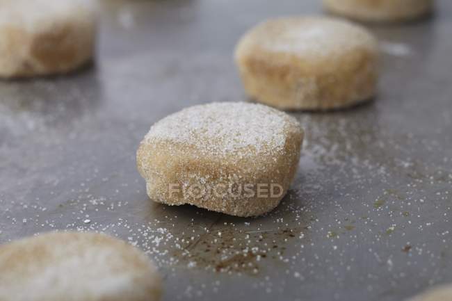 Vista de cerca de las galletas de azúcar cruda con hielo - foto de stock