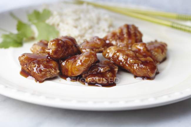 Sweet and sour chicken with white rice — Stock Photo