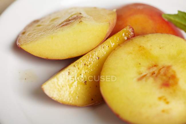 Geschnittene gegrillte Pfirsiche — Stockfoto