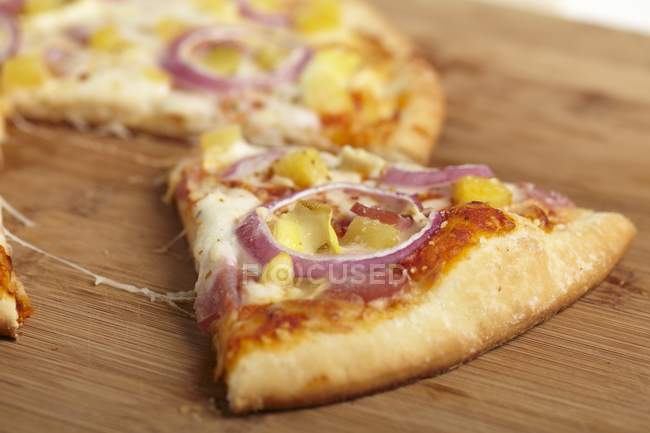 Кусок гавайской пиццы — стоковое фото