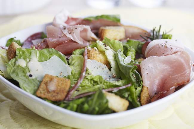 Salada com Prosciutto na tigela — Fotografia de Stock