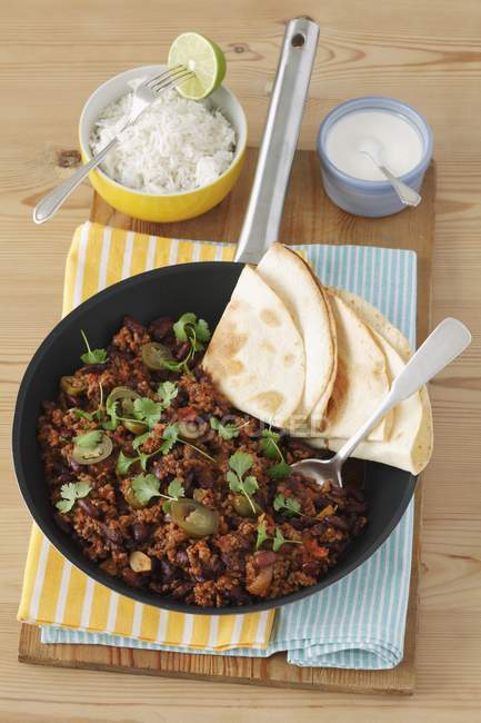 Chilli with tortillas and rice — Stock Photo