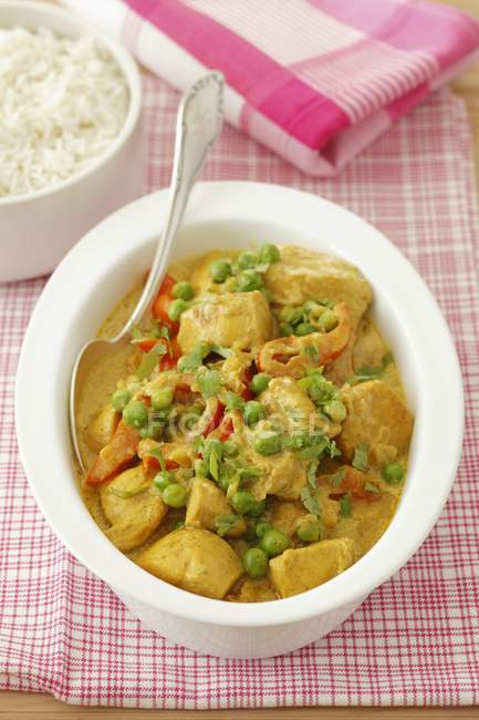 Chicken curry with side of rice — Stock Photo