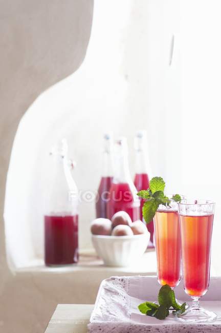 Самодельный персиковый сок — стоковое фото