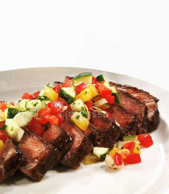 Steak tranché aux légumes — Photo de stock