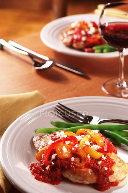 Poitrine de poulet avec sauce tomate et poivrons ; Côté haricots verts — Photo de stock