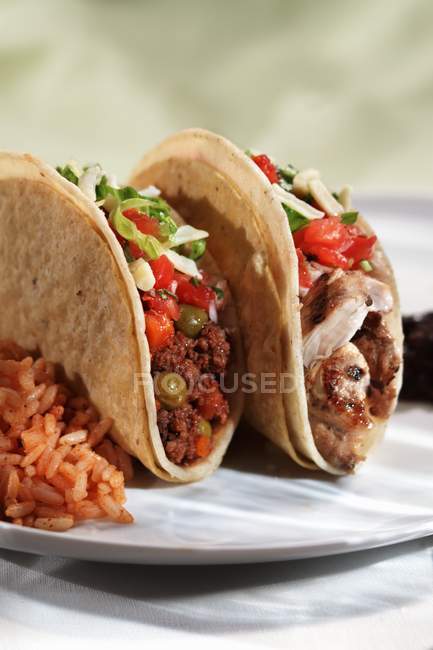 Zwei Taco mit Rindfleisch und Hühnerfüllung — Stockfoto