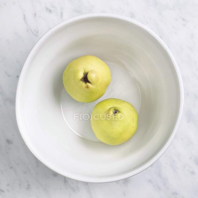 Fresh Quinces in Bowl — Stock Photo