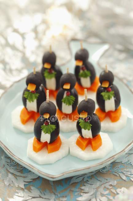 Оливковые пингвины с сыром — стоковое фото