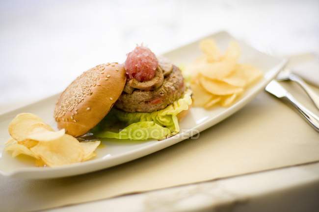 Hamburger mit Gänseleber und Chips — Stockfoto