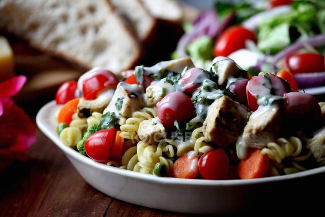 Salada de macarrão Fusilli com frango — Fotografia de Stock