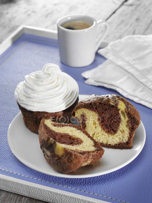 Cioccolato e vaniglia vortice cupcake — Foto stock