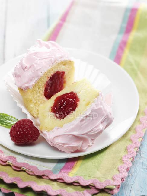 Cupcake à la vanille avec centre de confiture de framboises — Photo de stock
