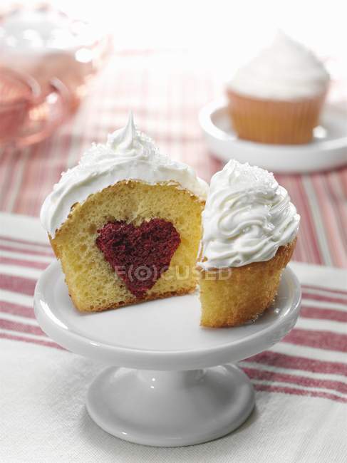Cupcake com centro de coração de veludo vermelho — Fotografia de Stock