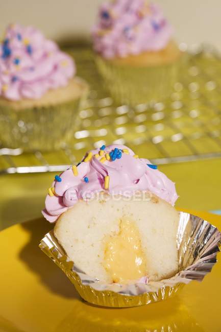 Lemon-filled blueberry cupcakes — Stock Photo