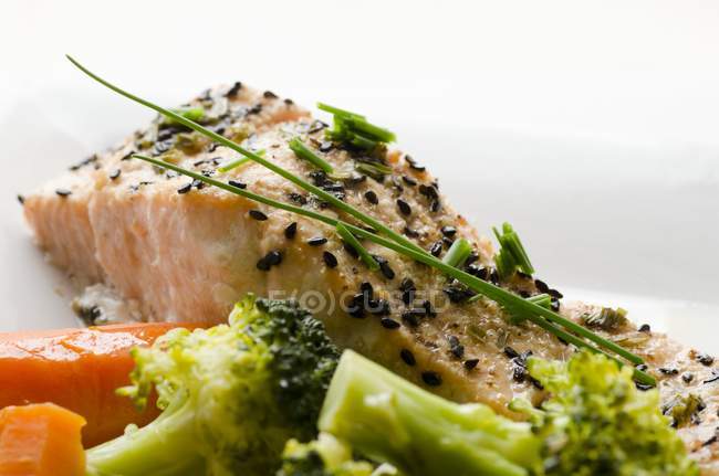 Filé de salmão com sementes de gergelim — Fotografia de Stock