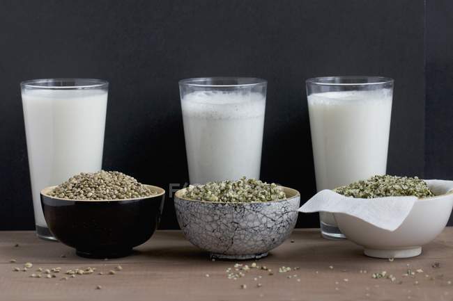 Домашнее конопляное молоко с семенами — стоковое фото