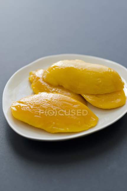 Скибочки манго на тарілці — стокове фото