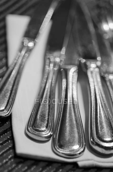 Vista close-up de facas exibidas em um guardanapo — Fotografia de Stock