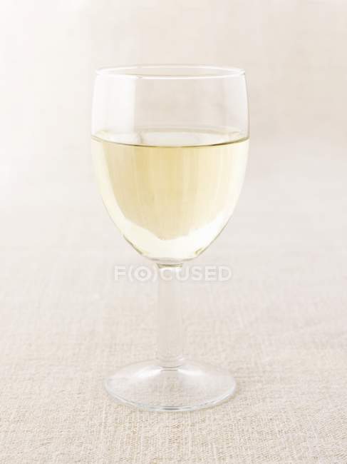 Келих білого вина — стокове фото