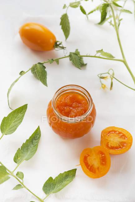Engarrafamento de tomate amarelo em jarra — Fotografia de Stock