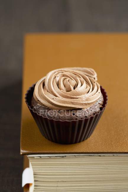 Шоколадный кекс с розой — стоковое фото